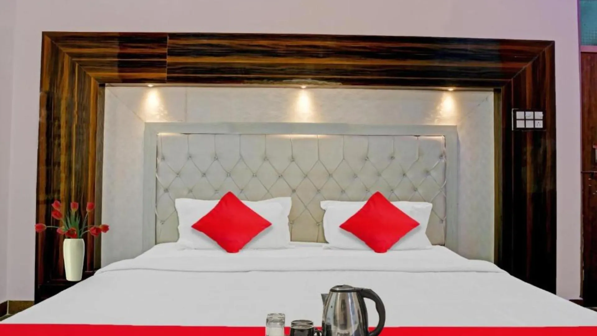 Hotel Jsb Inn Varanasi - Prime Location And Luxury Room Quality ホームステイ
